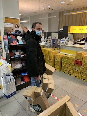 Photo de la première livraison de colis Miroar chez DHL