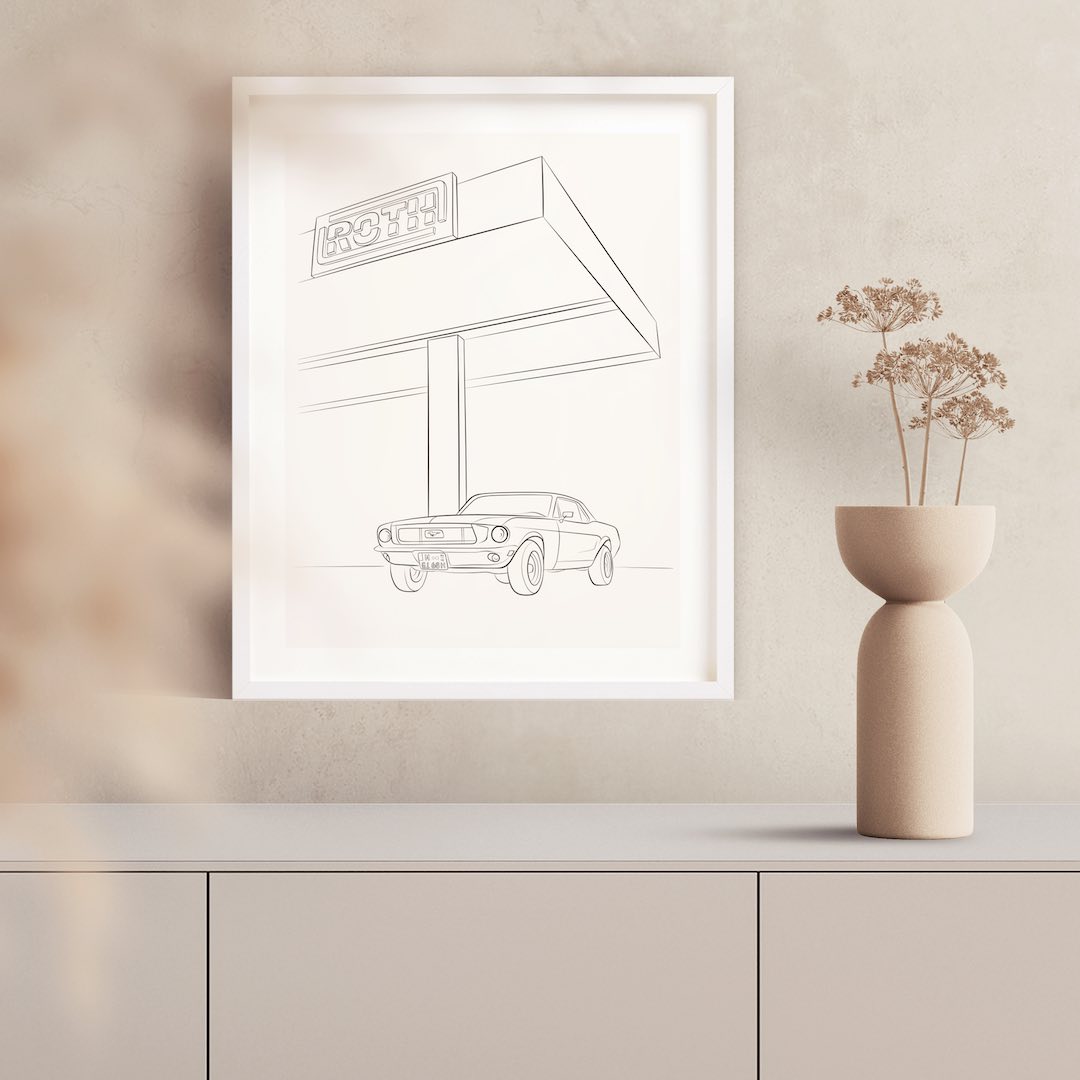 Line Art tekening van een Ford Mustang in een witte lijst aan de muur boven een dressoir