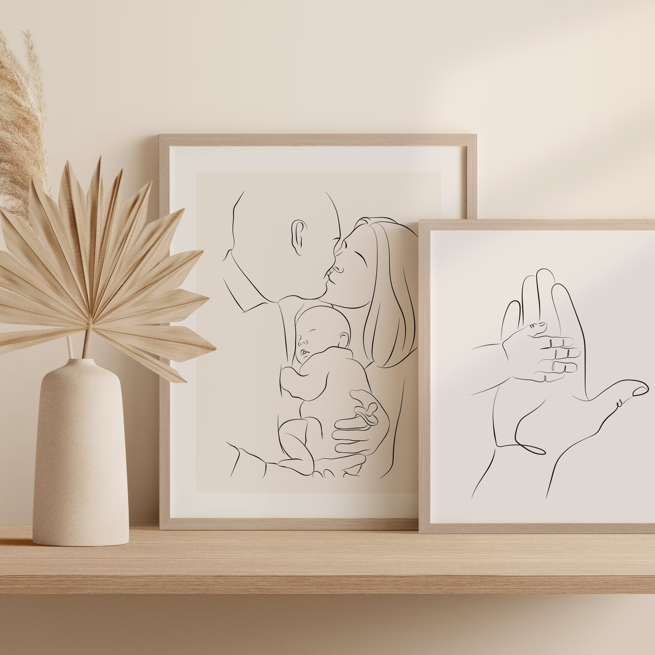 Een combinatie van twee Line Art tekeningen, een koppel met baby en een kleine hand die een grote hand aanraakt